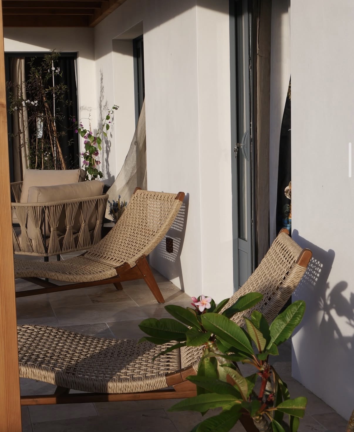 Terrasse avec chaises tressées, projet coordonné par Projection Déco